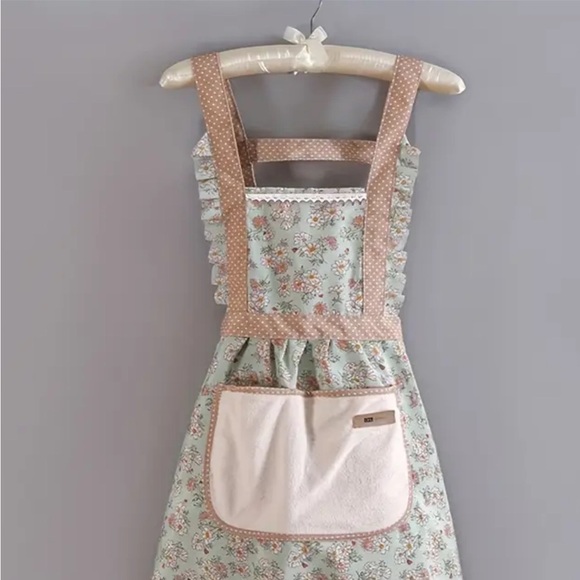 Floral Apron with Pocket Ruffle Details - Picture 2 of 10